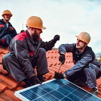 Fotovoltaičtí technici na střeše